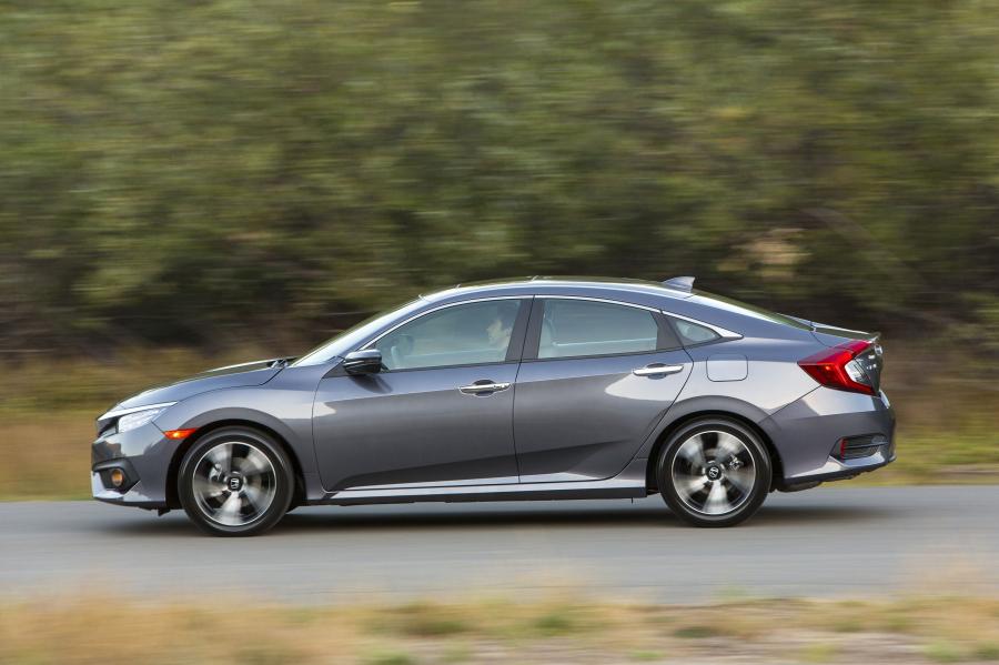  Honda Civic Touring Sedan (FC1) 2015 года  (NA) (фото 9 из 40)